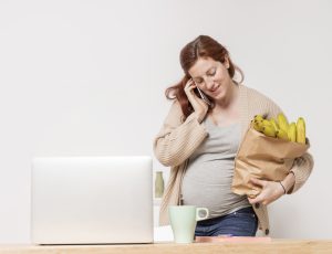 mãe preocupada com pensão alimentícia